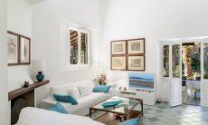 Villa Pola | Wohnzimmer mit Sofaecke und TV und Blick in den Garten Wohnzimmer mit Sofaecke und TV und Blick in den Garten