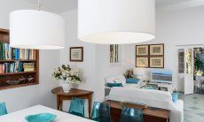 Villa Pola | Eßtisch mit Wohnzimmer im Hintergrund Eßtisch mit Wohnzimmer im Hintergrund