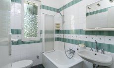 Villa Pola | Bad 1 mit Badewanne, es befindet sich hinter dem Schlafzimmer 1 im Erdgeschoß Bad 1 mit Badewanne, es befindet sich hinter dem Schlafzimmer 1 im Erdgeschoß