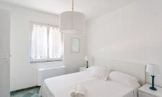 Villa Pola | Schlafzimmer 5 mit Ehebett und Fenster zum Garten Schlafzimmer 5 mit Ehebett und Fenster zum Garten