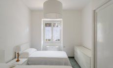 Villa Pola | Schlafzimmer 3 mit zwei Einzelbetten und Fenster zum Garten Schlafzimmer 3 mit zwei Einzelbetten und Fenster zum Garten