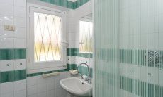 Villa Pola | Bad 2 im Erdgeschoß hinter der Küche mit Dusche und WC Bad 2 im Erdgeschoß hinter der Küche mit Dusche und WC