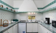 Villa Pola | Küche im Landhausstil mit Gasherd, Spülmaschine, Elektrogeräten und Mikrowelle Küche im Landhausstil mit Gasherd, Spülmaschine, Elektrogeräten und Mikrowelle