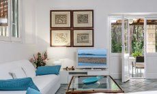Villa Pola | Elegantes Sofa mit Sofatisch und TV im Wohnzimmer mit Blick auf die Veranda und den Garten Elegantes Sofa mit Sofatisch und TV im Wohnzimmer mit Blick auf die Veranda und den Garten