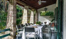 Villa Pola | Große, überdachte Veranda mit Essplatz für 10 Personen und Ventilator Große, überdachte Veranda mit Essplatz für 10 Personen und Ventilator