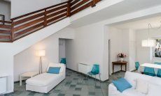 Villa Pola | Chaiselongue im Wohnzimmer und Treppe in den ersten Stock Chaiselongue im Wohnzimmer und Treppe in den ersten Stock