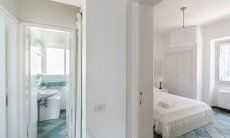 Villa Pola | Schlafzimmer 2 mit Blick ins Bad mit WC Schlafzimmer 2 mit Blick ins Bad mit WC