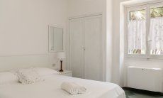 Villa Pola | Schlafzimmer 2 mit Doppelbett und Wandschrank Schlafzimmer 2 mit Doppelbett und Wandschrank