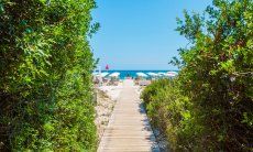 Strandzugang zu einem Strandbad an der Costa Rei