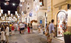 Alghero bai Nacht: mit Lanternen geschmückte Straßen voller Besucher
