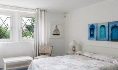 Li Conchi 30 | Schlafzimmer 3 im Untergeschoß mit Ehebett und Fenster zum Garten Hausdarstellung von Li Conchi 30