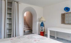 Li Conchi 30 | Treppe und Eingang ins Schlafzimmer 3 mit Ehebett und Wandschrank Hausdarstellung von Li Conchi 30