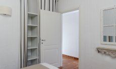 Li Conchi 30 | Eingang zum Schlafzimmer 2 mit Wandschrank Hausdarstellung von Li Conchi 30
