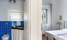 Li Conchi 30 | Blick ins Bad 2 und das angrenzende Schlafzimmer 2 Hausdarstellung von Li Conchi 30