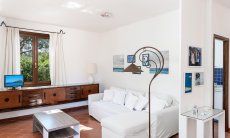 Casa Su Faru 2 | Sofaecke mit Tisch und TV im Wohnzimmer zum Ausspannen Sofaecke mit Tisch und TV im Wohnzimmer von Su Faru 2 Pula