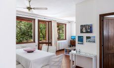 Casa Su Faru 2 | Hell eingerichtetes Wohnzimmer mit viel Licht dank der großen Fenster Wohnzimmer Su Faru 2 Pula