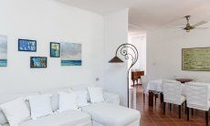 Casa Su Faru 2 | Wohnzimmer mit Ecksofa und Esstisch, Deckenventilator zur Kühlung im Sommer Wohnzimmer mit Sofa und Esstisch von Su Faru 2 Pula