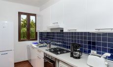 Casa Su Faru 2 | Weiß- und blaue Einbauküche mit Ofen, Gasherd, Spülmaschine, Waschmaschine und großem Kühlschrank Weiß- und blaue Einbauküche Su Faru 2 Pula