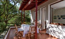 Casa Su Faru 2 | Terrasse im Schatten der mediterranen Bäume mit praktischem Eingang zum Wohnzimmer Terrasse mit Eingang zum Wohnzimmer von Su Faru 2 Pula