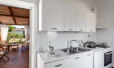 Casa Su Faru 3 | Küche mit praktischer Tür zu Terrasse Küche mit Tür zu Terrasse Su Faru 3 Pula