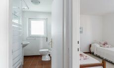 Casa Su Faru 3 | Schlafzimmer 2 mit zwei Einzelbetten und angrenzendes Bad 1 Schlafzimmer mit zwei Einzelbetten und angrenzendes Bad Su Faru 3 Pula