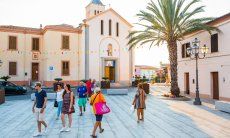 Touristen schlendern durch die Sehenswürdigkeiten von San Teodoro bei Olbia