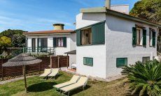 Villa Fernando | Garten der Villa mit dem Doppelhaus Fernando/Massidda im Hintergrund Ferienhaus Villa Fernando, Santa Margherita di Pula, Südsardinien