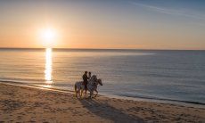 Reiten bei Sonnenaufgang am Strand Rei Sole, Costa Rei