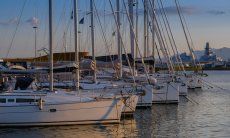 Segeboote im Hafen von Cagliari, Hauptstadt von Sardinien