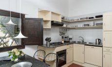 Casa 1 | Küche mit Backofen, Spülmaschine und Gasherd Hausdarstellung Casa 1 Sant Elmo Südsardinien
