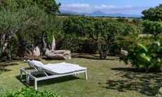 Casa 1 | Freie Rasenfläche mit Sonnenliegen zum Ausspannen Hausdarstellung Casa 1 Sant Elmo Südsardinien