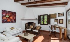 Casa 1 | Wohnzimmer mit Sofa und Kamin Hausdarstellung Casa 1 Sant Elmo Südsardinien