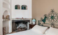Apartment Orri 3 | Schlafzimmer 2 mit schmiedeeisernem Kopfende am Doppelbett und Kamin, im 2. Stock App. Orri 3 Tortoli Ostküste Sardinien