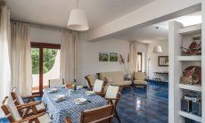 Apartment Orri 3 | Großes Wohnzimmer mit Esstisch und Sofaecke App. Orri 3 Tortoli Ostküste Sardinien