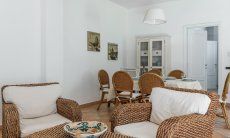 Apartment Orri 1 | Gemütliche Korbsessel im Wohnzimmer Orri 1, Tortoli, Ostsardinien