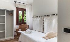 Apartment Orri 1 | Schlafzimmer 3 mit Einzelbett und Blick in den Garten Orri 1, Tortoli, Ostsardinien