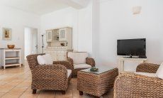 Apartment Orri 2 | Gemütliche Korbmöbel mit TV im großen Wohnzimmer App. Orri 2, Tortoli, Ostküste von Sardinien