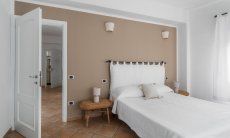 Apartment Orri 2 | Schlafzimmer 1 mit Doppelbett und Tür zum Garten App. Orri 2, Tortoli, Ostküste von Sardinien