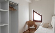 Apartment Orri 2 | Drittes Schlafzimmer mit Einzelbett und offenem Schrank App. Orri 2, Tortoli, Ostküste von Sardinien