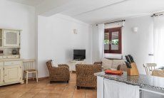 Apartment Orri 2 | Großes Wohnzimmer mit Sofaecke, Essbereich und Küchenzeile App. Orri 2, Tortoli, Ostküste von Sardinien