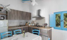 Casa 17 | Wohnküche ausgestattet mit Ofen, Gasherd, Spülmaschine und Deckenventilator Casa 17, Sant Elmo, Südsardinien