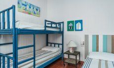 Casa 17 | Schlafzimmer 2 mit einem Hochbett und einem Einzelbett Casa 17, Sant Elmo, Südsardinien