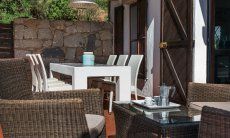 Casa 17 | Terrase mit praktischem Aussensofa und Esstisch Casa 17, Sant Elmo, Südsardinien