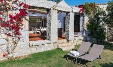 Casa 17 | Garten mit Sonnenliegen und Terrassenaufgang Casa 17, Sant Elmo, Südsardinien