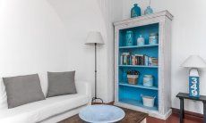 Casa 17 | Wohnzimmer mit gemütlichem Sofa und Regal Casa 17, Sant Elmo, Südsardinien