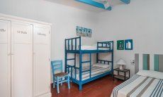 Casa 17 | Schlafzimmer 2 mit einem Hochbett und einem Einzelbett Casa 17, Sant Elmo, Südsardinien