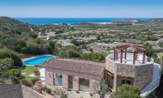 Villa Torretta Chia | Luftansicht des Hauses mit Meerblick Luftansicht Torretta Chia