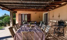 Villa Isabelle | Schattiger Terrasse mit großem Tisch zum Essen im Freien Villa Isabelle, Torresalinas