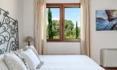 Villa Isabelle | Schafzimmer 4 mit Doppelbett und Gartenblick Villa Isabelle, Torresalinas