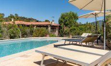 Villa Isabelle | Praktische Sonnenliegen und Schirm am privaten Pool Villa Isabelle, Torresalinas